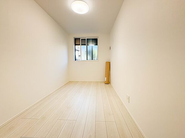 1号棟【洋室5.11帖】充実した生活は伸びやかな居室空間から始まります。快適に・伸びやかに。心の潤いを求める方々へ。