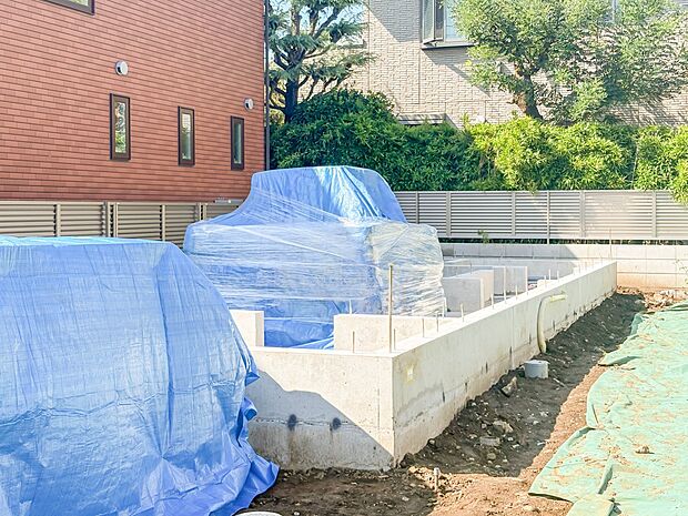 1号棟【外観】堂々たる趣ながら、主張し過ぎずどこか余裕を感じさせるシャープなフォルムで佇む邸宅は、晴天の空と照らし合わせる事で、本来あるべき完成形の姿を見せてくれます。