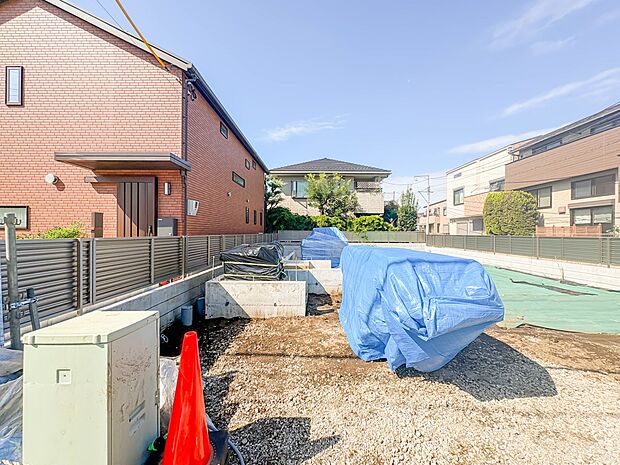 1号棟【外観】家族の温かさと陽光の暖かさ、楽しい毎日と明るい未来を予感させる「空間が織り成すひとつ先の住み心地」を演出します。