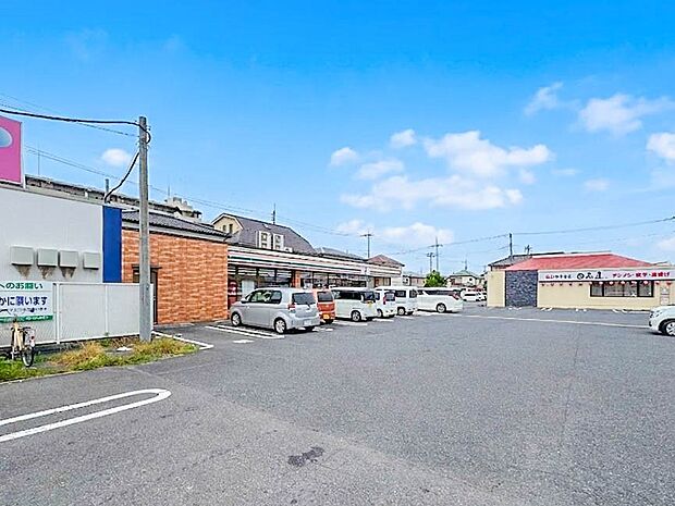 コンビニ 450m セブンイレブン越谷平方南町店(セブンイレブンは近くて便利を掲げています。近くとは、心の近さ。便利とはモノが期待以上の品質でお客さまに届くこと。セブン銀行など新しいサービス…