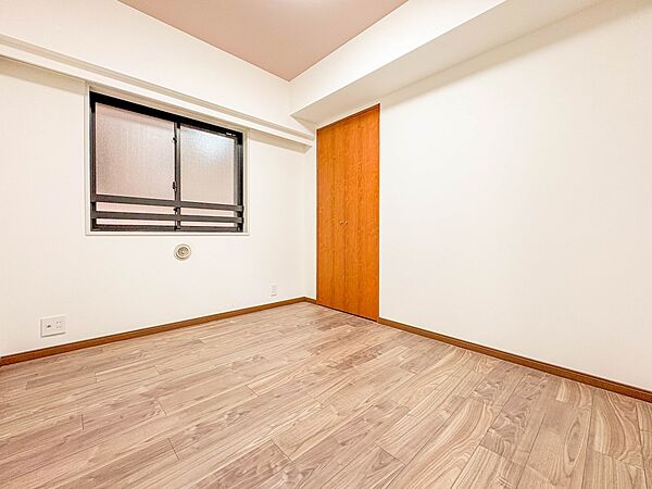 【子供部屋4.5帖】お子様のお部屋にぴったりなクロークを備えたフローリング仕様の洋室です。