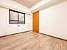 子供部屋：【子供部屋4.5帖】お子様のお部屋にぴったりなクロークを備えたフローリング仕様の洋室です。