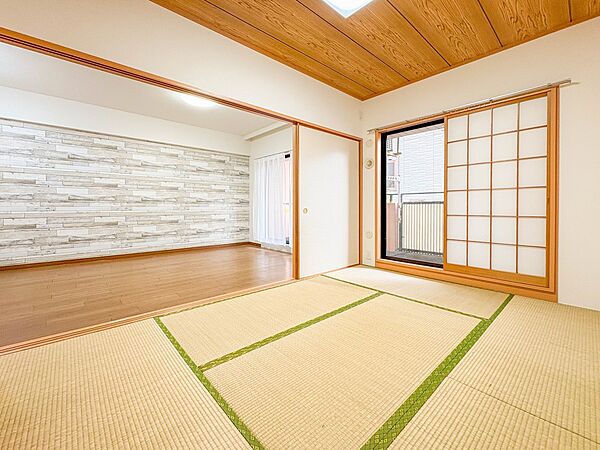 【和室6帖】畳には音を吸収する作用があるので、元気いっぱいのお子さんの遊び場所として、最適な空間となるでしょう。また、クッション性があるのでお子さんが転んでケガをするリスクを軽減してくれます…