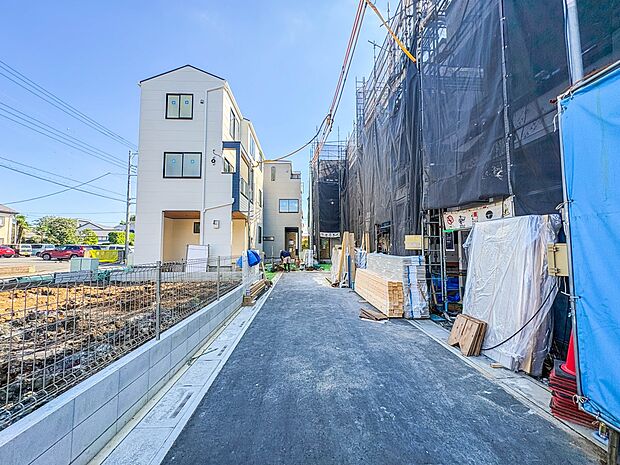 【玄関】家の顔となる玄関は、高いデザイン性が求められます。高級感と断熱性、防犯性に優れた玄関ドアを標準装備。ピッキング対策のセキュリティサムターン等、防犯に考慮しました。