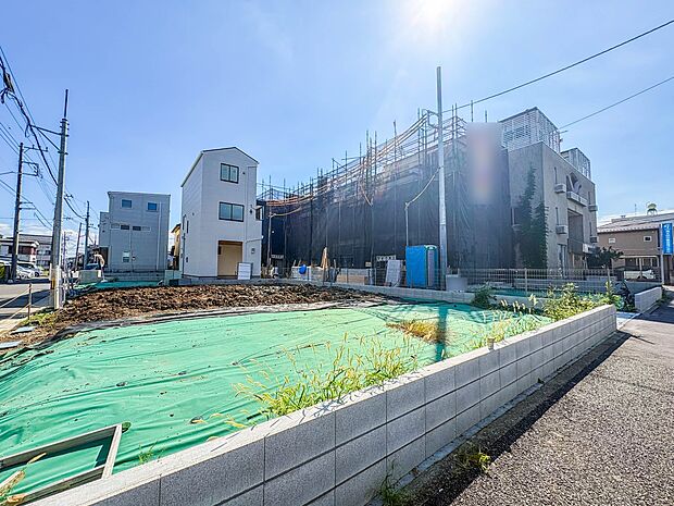 【前面道路】陽当りや通風性など各所に施された工夫で住みやすさを実現。部屋の大きさや周辺環境・街並など、資料には掲載していない情報が現地にはたくさんございます。是非ご確認下さい。