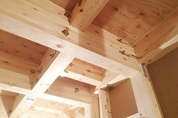家の骨格となる柱や梁は、建物全体のバランスや安全性、耐震性を考慮し、十分な強度を担保した構造部材を選定しております。