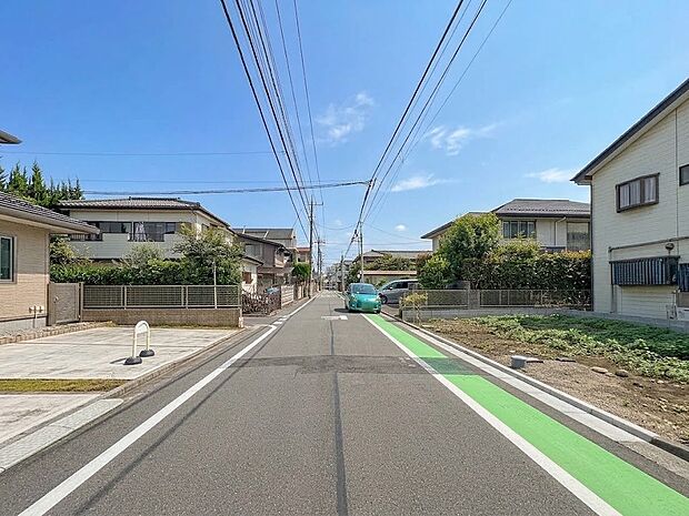 【前面道路6ｍ】家の前をまっすぐの通りが走っている。クルマは少なく、人々は毎朝、ウォーキング、ジョギング、犬の散歩など、フリーな朝時間を過ごしている。