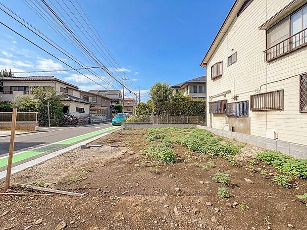 【駐車場】毎日の生活にマイカーが必須という方は、購入を検討する際、駐車場があることは大事な条件です。毎日の通勤や家族の送迎、買い物やお出かけなどクルマのある暮らしを満喫したい方は要チェック！…