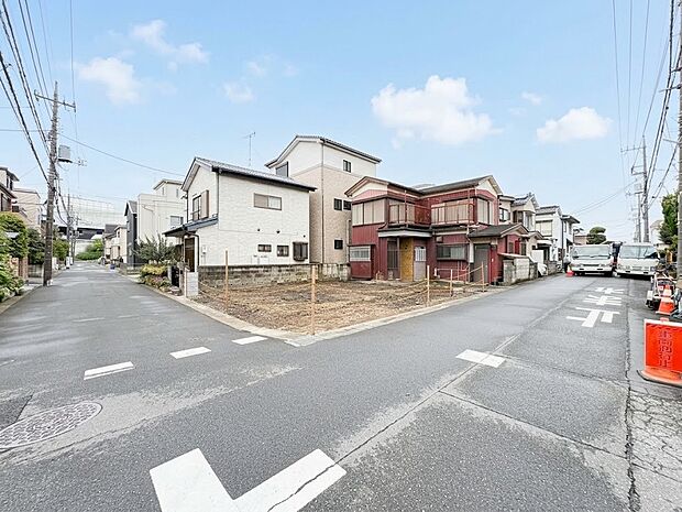【前面道路】角地に面しており、車通りも少ない前面道路
