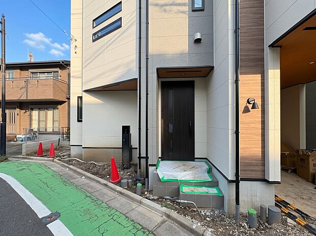 【玄関】家の顔となる玄関は、高いデザイン性が求められます。高級感と断熱性、防犯性に優れた玄関ドアを標準装備。ピッキング対策のセキュリティサムターン等、防犯に考慮しました。
