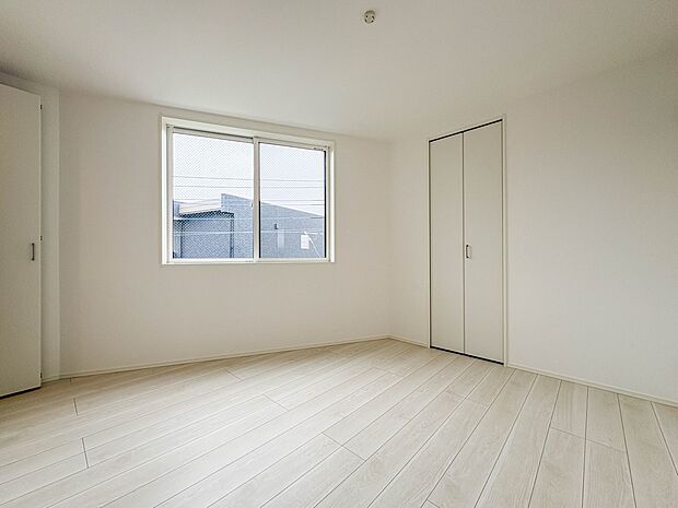 【寝室6帖】シンプルな内装はおしゃれのポイントです。シンプルは華美より飽きがこないからです。色や模様でおしゃれ感をだす。それがシンプルイズビューティーです。