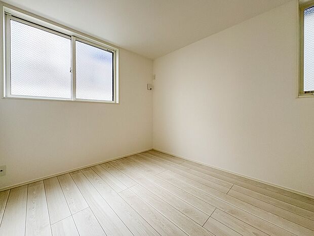 【子供部屋4.98帖】お子様のお部屋にぴったりなクロークを備えたフローリング仕様の洋室です。