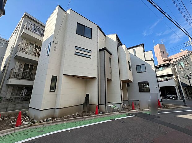 【外観】家族の温かさと陽光の暖かさ、楽しい毎日と明るい未来を予感させる「空間が織り成すひとつ先の住み心地」を演出します。