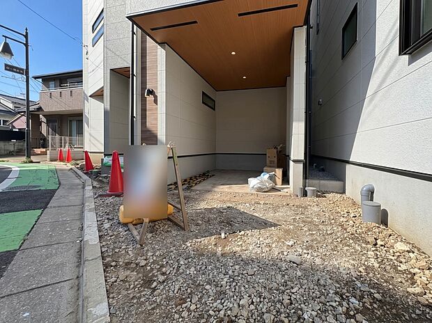 【駐車場】毎日の生活にマイカーが必須という方は、購入を検討する際、駐車場があることは大事な条件です。毎日の通勤や家族の送迎、買い物やお出かけなどクルマのある暮らしを満喫したい方は要チェック。…