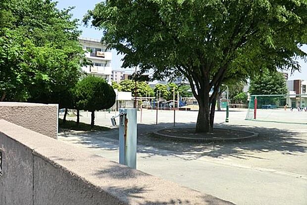 小学校 197m 川口市立飯仲小学校(【川口市立飯仲小学校】たくましさ、やさしさ、まじめさを大切にした教育目標をもつ学校です。グランドで子どもたちが走り回り遊びまわり、元気があふれる学校、全…