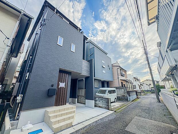 【外観】家族の温かさと陽光の暖かさ、楽しい毎日と明るい未来を予感させる「空間が織り成すひとつ先の住み心地」を演出します。