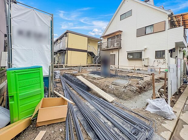 【外観】堂々たる趣ながら、主張し過ぎずどこか余裕を感じさせるシャープなフォルムで佇む邸宅は、晴天の空と照らし合わせる事で、本来あるべき完成形の姿を見せてくれます。