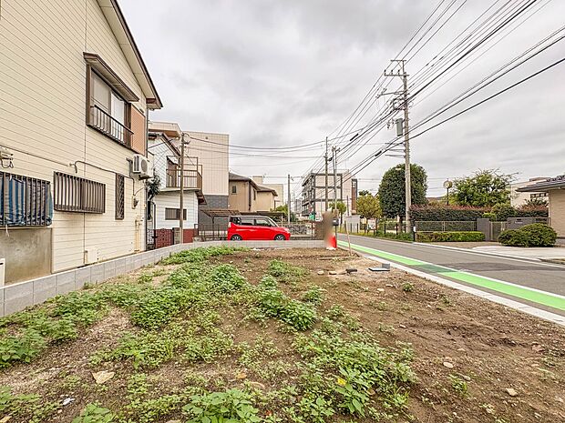 【現地外観】家族の温かさと陽光の暖かさ、楽しい毎日と明るい未来を予感させる「空間が織り成すひとつ先の住み心地」を演出します。