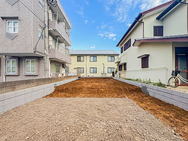 【外観】堂々たる趣ながら、主張し過ぎずどこか余裕を感じさせるシャープなフォルムで佇む邸宅は、晴天の空と照らし合わせる事で、本来あるべき完成形の姿を見せてくれます。