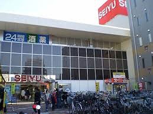スーパー 673m 西友東大宮店(全国展開の強さをもっています。東京都を拠点として全国展開するスーパーマーケットチェーンです。家族の味方を自負し、食料品、衣料品、住居用品などを時代のニーズに…