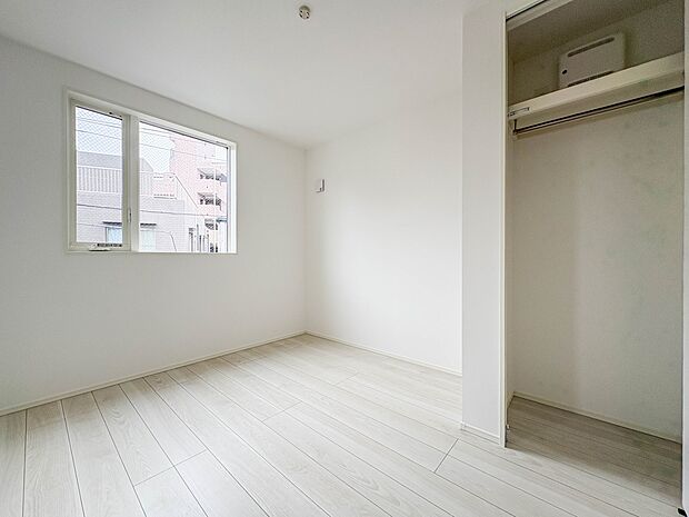 【子供部屋5帖】お子様のお部屋にぴったりなクロークを備えたフローリング仕様の洋室です。