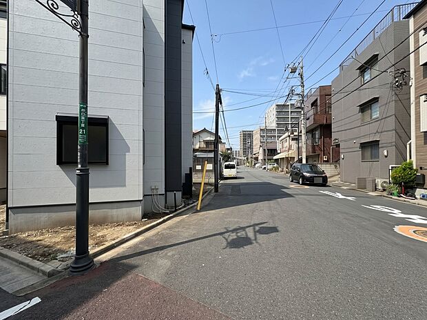 【前面道路9.3m】車の通行が少ないので、静かな住環境を維持することができます。