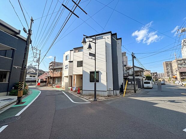 【現地】陽あたりの良さは必須条件。家族の温かさと陽光の暖かさ、楽しい毎日と明るい未来を予感させる。