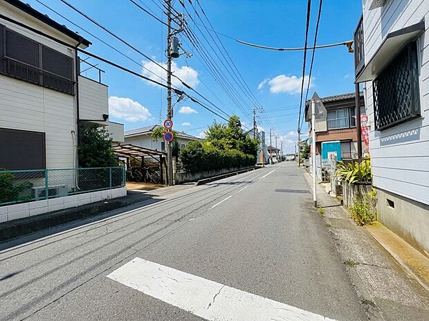 【前面道路、公道6m】家の前をまっすぐの通りが走っている。クルマは少なく、人々は毎朝、ウォーキング、ジョギング、犬の散歩など、フリーな朝時間を過ごしている。