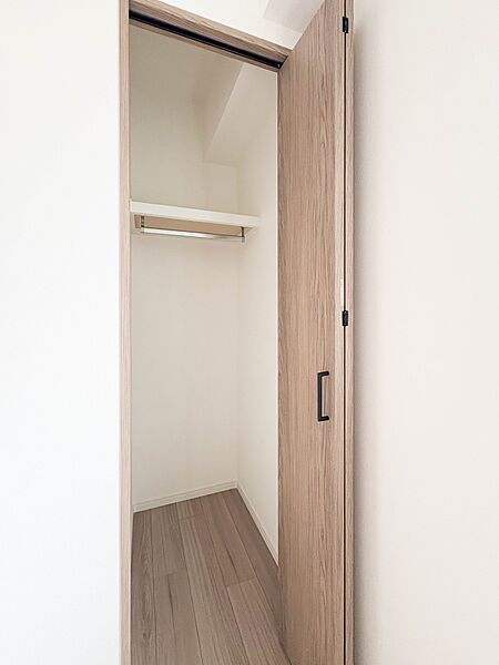 【収納】壁面クローゼットのメリットは、衣類が横一列に並ぶためひと目で洋服が選びやすいこと。衣類をたくさんお持ちの方も、限られたスペース内に無理なく収納することができます。