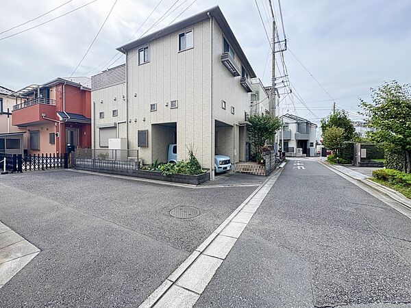 【前面道路】車の通行が少ないので、静かな住環境を維持することができます。