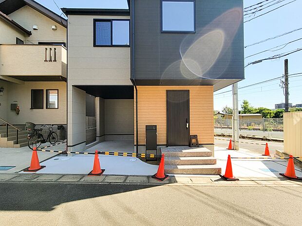 【玄関】家の顔となる玄関は、高いデザイン性が求められます。高級感と断熱性、防犯性に優れた玄関ドアを標準装備。ピッキング対策のセキュリティサムターン等、防犯に考慮しました。