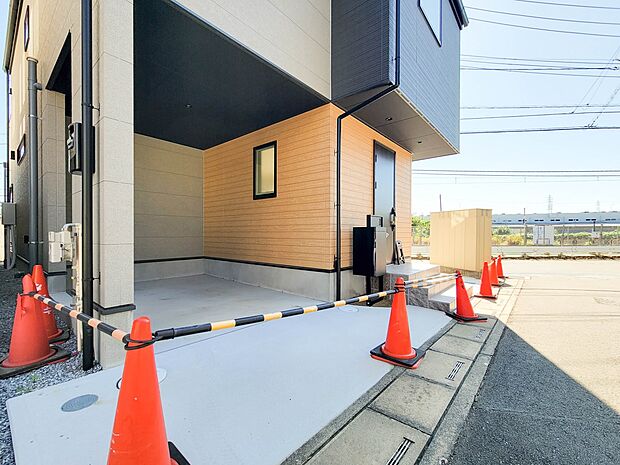 【駐車場】毎日の生活にマイカーが必須という方は、購入を検討する際、駐車場があることは大事な条件です。毎日の通勤や家族の送迎、買い物やお出かけなどクルマのある暮らしを満喫したい方は要チェック。…