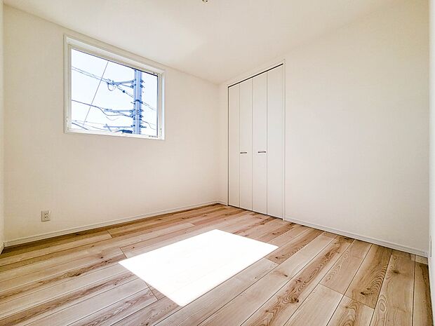 【洋室6.0帖】お子様のお部屋にぴったりなクロークを備えたフローリング仕様の洋室です。
