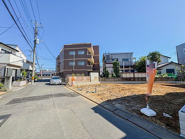 家の前をまっすぐの通りが走っている。クルマは少なく、人々は毎朝、ウォーキング、ジョギング、犬の散歩など、フリーな朝時間を過ごしている。