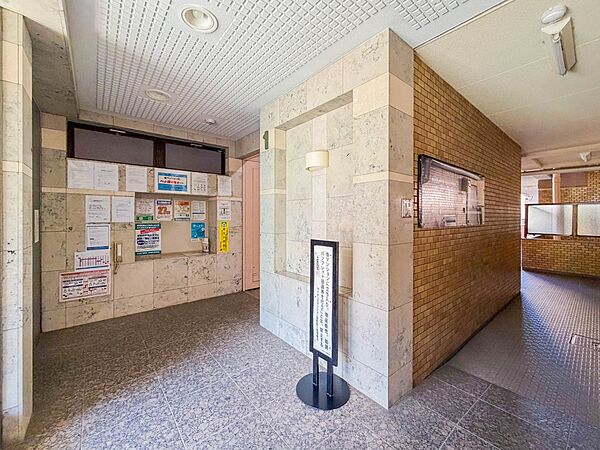 【エントランス】その住居の第一印象となるのがエントランスホールです。訪問されたお客さまをやさしくお迎えします。エントランスホールは、いわば住居の顔です。