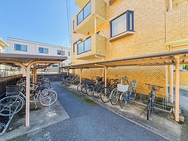 【駐輪場】駐輪場があると自転車を自由に出し入れ出来るので便利。屋根付きで雨にさらされる心配もありません。