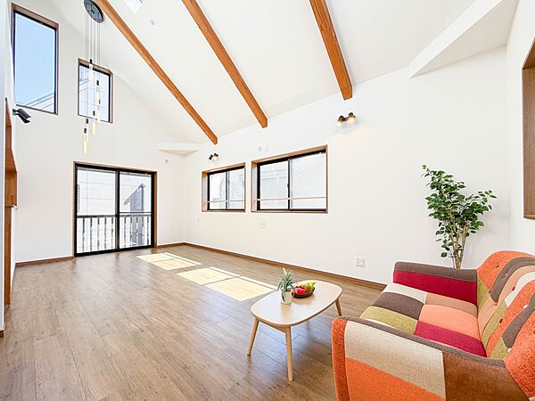 【リビングダイニング】シンプルなデザインの家は風情がある。住む人のこだわりを感じる。外観も内装もいたってシンプル。居心地がよく、家事や趣味、子育てなどにも集中できる。家も人間も熟成するほどシ…