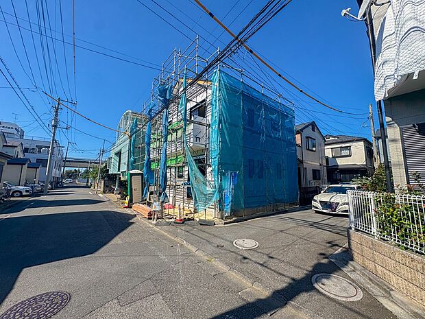 【外観】南東角地につき、陽当たり良好。2階建て水回りも集結し、導線スムーズな邸宅です。
