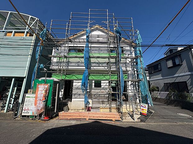 【外観】南東角地につき、陽当たり良好。2階建て水回りも集結し、導線スムーズな邸宅です。
