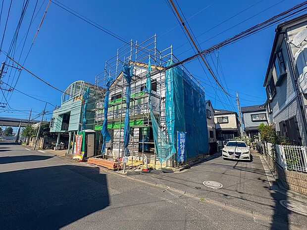 【外観】南東角地につき、陽当たり良好。2階建て水回りも集結し、導線スムーズな邸宅です。