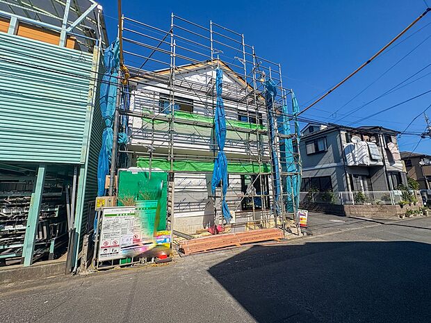 【外観】南東角地につき、陽当たり良好。2階建て水回りも集結し、導線スムーズな邸宅です。