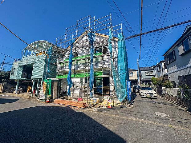 【外観】南東角地につき、陽当たり良好。2階建て水回りも集結し、導線スムーズな邸宅です。