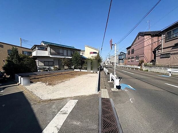 【前面道路】陽当りや通風性など各所に施された工夫で住みやすさを実現。部屋の大きさや周辺環境・街並など、資料には掲載していない情報が現地にはたくさんございます。是非ご確認下さい。