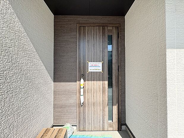 C号棟【玄関】家の顔となる玄関は、高いデザイン性が求められます。高級感と断熱性、防犯性に優れた玄関ドアを標準装備。ピッキング対策のセキュリティサムターン等、防犯に考慮しました。