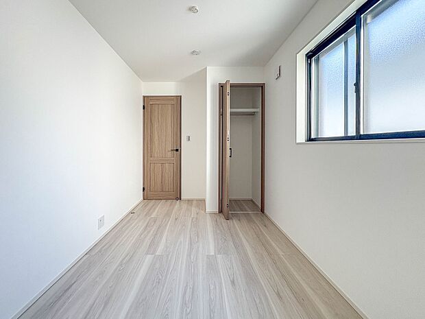 C号棟【洋室4.9帖】お子様のお部屋にぴったりなクロークを備えたフローリング仕様の洋室です。