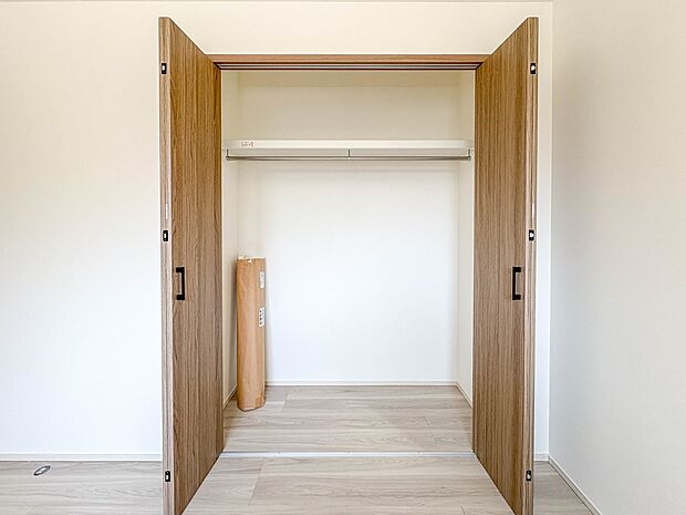 C号棟【収納】壁面クローゼットのメリットは、衣類が横一列に並ぶためひと目で洋服が選びやすいこと。衣類をたくさんお持ちの方も、限られたスペース内に無理なく収納することができます。