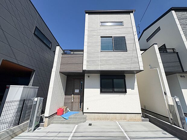 C号棟【現地外観】家族の温かさと陽光の暖かさ、楽しい毎日と明るい未来を予感させる「空間が織り成すひとつ先の住み心地」を演出します。