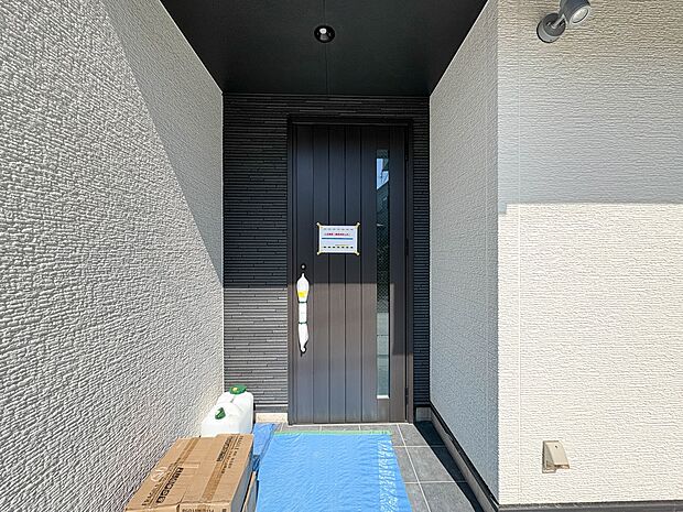 D号棟【玄関】家の顔となる玄関は、高いデザイン性が求められます。高級感と断熱性、防犯性に優れた玄関ドアを標準装備。ピッキング対策のセキュリティサムターン等、防犯に考慮しました。