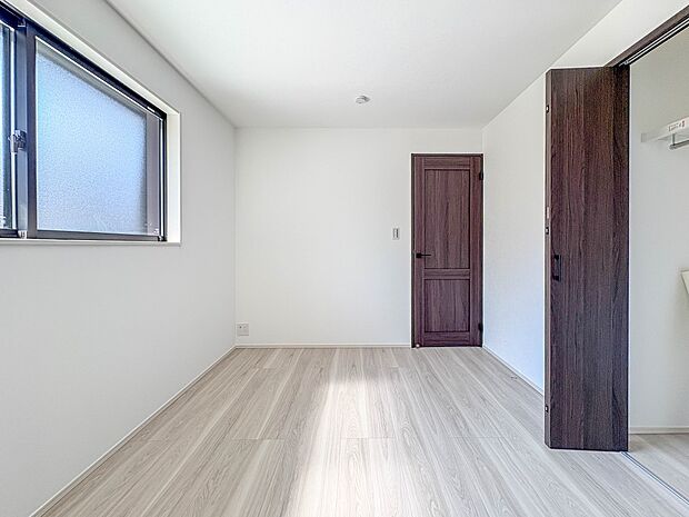 D号棟【洋室5.5帖】お子様のお部屋にぴったりなクロークを備えたフローリング仕様の洋室です。