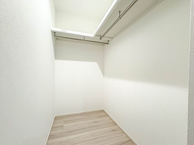 D号棟【WIC(ウォークインクローゼット)】 たくさんの洋服をかけてもシワになりにくいウォークインクローゼット。洋服以外にも、普段使わない家電やスーツケース、ストック品など何でも片付く嬉し…